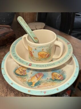 Winnie the Pooh Dinner Set: Plate, Spoon, Cup and Bowl